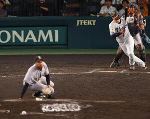 阪神対巨人　9回裏阪神2死二、三塁、ライデル･マルティネスは大山悠輔に同点適時打を浴びる(撮影･上田博志)