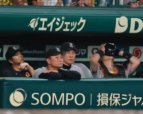 阪神対巨人　12回表に得点を奪えず考え込む橋上秀樹監督代行(手前)(撮影･上山淳一)