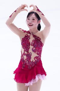 シニア女子SPで演技を終え、ハートマークを見せる中井亜美(撮影･江口和貴)
