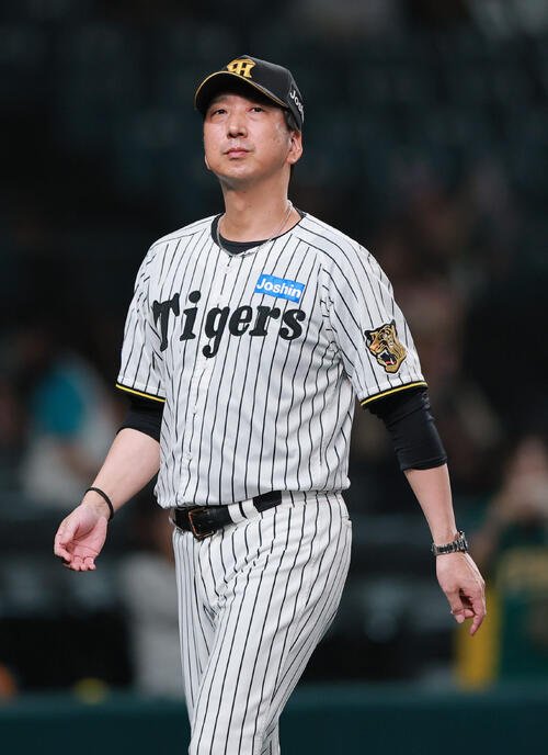 2026年10月1日、阪神対巨人　引き分けに終わり引き揚げる阪神藤川球児監督(撮影･上山淳一)