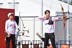 アーチェリーリカーブ混合団体　準決勝　試技に臨む中西絢哉(右)と朝久野奈波(撮影･滝沢徹郎)