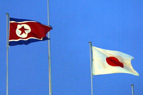 北朝鮮と日本の国旗※写真はイメージ