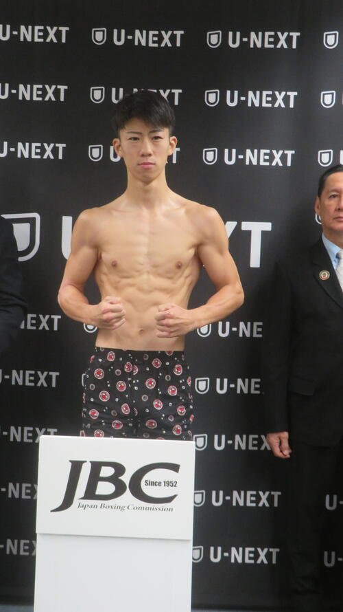 前日計量をパスしたWBOアジア･パシフィック･フェザー級王者武藤凉太