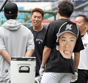 ロッテ対ソフトバンク　自身の大型のお面を背負った安田尚憲と話をするロッテ角中勝也(撮影･たえ見朱実)