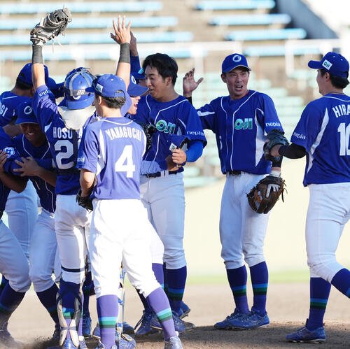 ヤマハ対王子　試合終了、王子樋口新(右から3人目)は勝利にナインと喜ぶ(撮影･森本幸一)