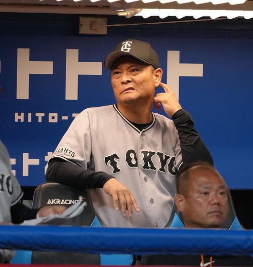 ヤクルト対巨人　8回、ヤクルトに勝ち越しを許し渋い顔を見せる巨人橋上秀樹監督代行(撮影･足立雅史)
