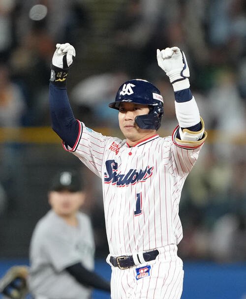 ヤクルト対巨人　8回裏ヤクルト1死、1死二塁、山田哲人は2点適時二塁打を放ちガッツポーズ(撮影･足立雅史)