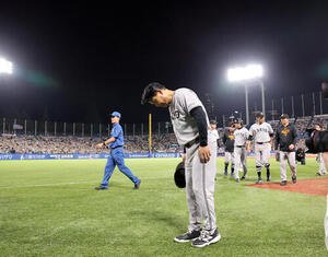ヤクルト対巨人　一礼して引き揚げる巨人橋上秀樹監督代行(撮影･浅見桂子)