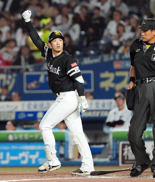 ロッテ対ソフトバンク　9回表ソフトバンク1死一、三塁、3点本塁打を放った山本祐大(撮影･たえ見朱実)