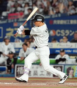 ロッテ対ソフトバンク　4回裏ロッテ1死、一ゴロに倒れる角中勝也(撮影･たえ見朱実)