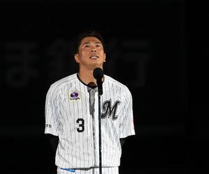 引退セレモニーであいさつえをするロッテ角中勝也(撮影･たえ見朱実)