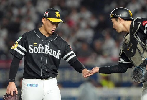 ロッテ対ソフトバンク　3回表、ランナーを背負いながらも無失点に抑えたソフトバンクの先発前田悠伍は捕手の山本祐大とタッチを交わす(撮影･たえ見朱実)