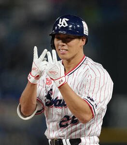 ヤクルト対巨人　5回裏ヤクルト無死、山野太一は左前打を放ちベンチにポーズ(撮影･足立雅史)