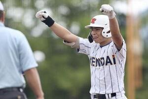 健大高崎対青森山田　1回表健大高崎無死、中前打を放ち出塁する石田雄星(撮影･河田真司)