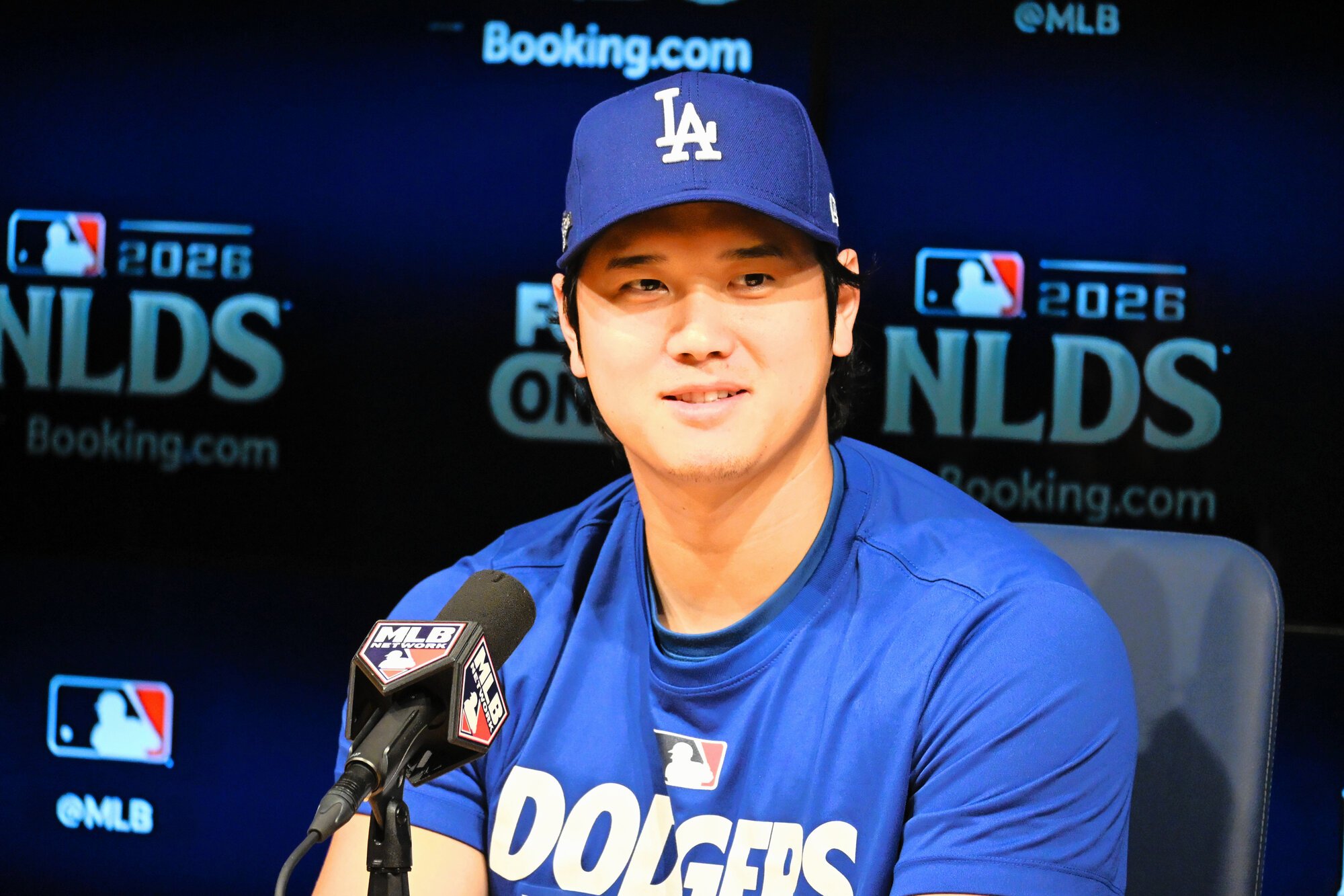 地区シリーズの開幕を翌日に控え、ドジャースの大谷翔平は記者会見で高揚感を口にした=ドジャースタジアム、大宮慎次朗撮影