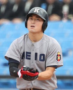 法大対慶大　8回裏慶大1死満塁、小原大和は2点適時内野安打を放つ(撮影･柴田隆二)