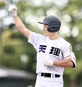 天理対三重　4回表天理2死一、二塁、中前適時打を放ちガッツポーズする国広新(撮影･河田真司)