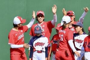 ソフトボール決勝　日本対中国　試合前にタッチを交わす上野由岐子(中央)ら(撮影･滝沢徹郎)