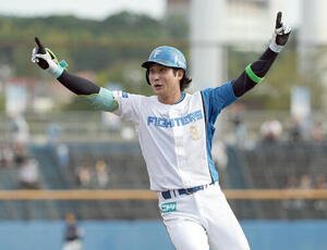 日本ハム対ソフトバンク　9回裏日本ハム1死二、三塁、サヨナラ内野安打を放ち喜ぶ浅間大基(撮影･たえ見朱実)