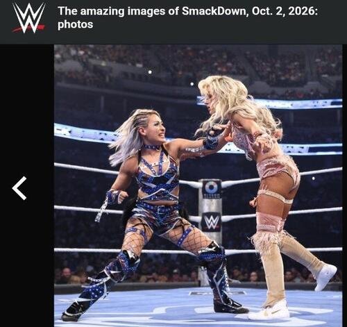 ブレイク･モンロー(右)と対戦したジュリア(WWE公式サイトから)