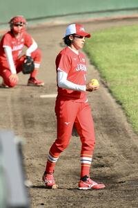 ソフトボール決勝　日本対中国　ブルペンで準備する上野由岐子(撮影･滝沢徹郎)
