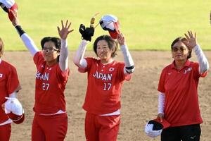ソフトボール決勝　日本対中国　優勝を決め手を振る、左から後藤希友、上野由岐子、宇津木麗華監督(撮影･滝沢徹郎)