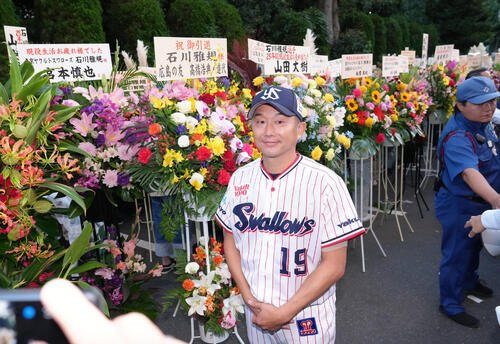 ヤクルト対中日　試合前、贈られた花を背に笑顔を見せるヤクルト石川雅規(撮影･足立雅史)