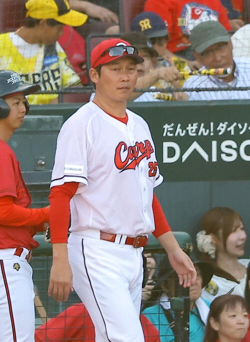 広島対阪神　選手交代を告げる新井貴浩監督(撮影･上田博志)