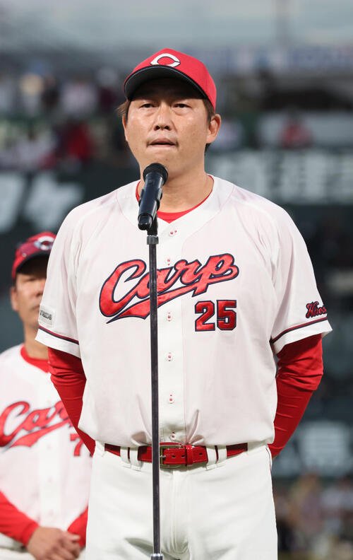 広島対阪神　マツダスタジアムでの今季最終戦を終え、ファンにあいさつする広島新井貴浩監督(撮影･加藤孝規)