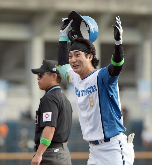 日本ハム対ソフトバンク　9回裏日本ハム1死二、三塁、サヨナラ内野安打を放ち喜ぶ浅間大基(撮影･たえ見朱実)
