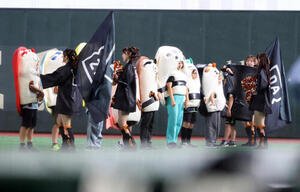 巨人対DeNA　整列するすしレースの走者たち(撮影･浅見桂子)