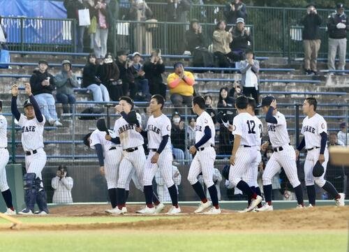 花巻東対有明　花巻東に敗れ引き揚げる有明の選手たち(撮影･河田真司)