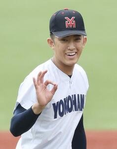 横浜対智弁和歌山　1回裏智弁和歌山2死一塁、仲間に笑顔で合図を送る横浜･織田翔希(撮影･河田真司)