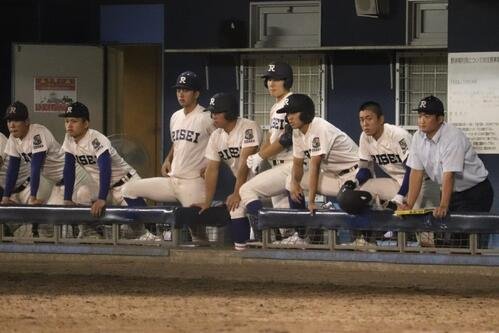 大阪大会準々決勝･大阪桐蔭戦　戦況を見つめる、履正社ナイン(撮影･中島麗)