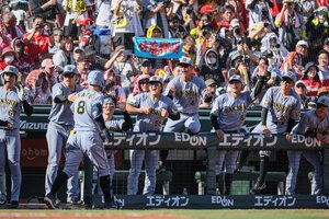 三回表阪神2死一、二塁、3点本塁打を放った佐藤輝明⑧をベンチで迎える阪神の選手たち=木子慎太郎撮影