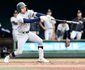 健大高崎対青森山田　3回裏青森山田2死一、三塁、中前適時打を放つ沖野悠雅(撮影･河田真司)