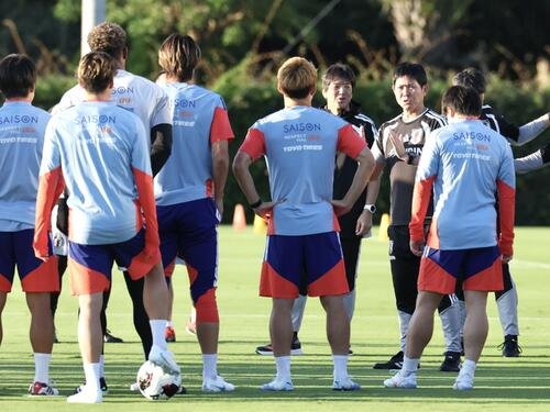 練習前、選手たちに言葉をかける森保一監督(撮影･宮地輝)