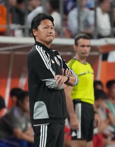 日本対韓国　後半、スクリーンを見つめる日本大岩剛監督(撮影･森本幸一)