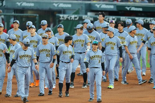 広島対阪神　マツダスタジアム最終戦を終えた阪神ナインはファンへのあいさつに向かう(撮影･上田博志)