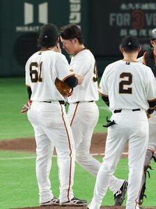 巨人対DeNA 7回表DeNA2死一、三塁、DeNAに勝ち越されマウンドを降りる堀田賢慎(撮影･増田悦実)