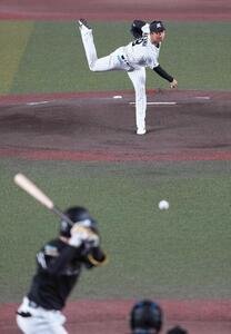 ロッテ対ソフトバンク　1回表ソフトバンク無死、引退試合で先発したロッテ唐川侑己は正木智也を空振り三振に仕留める(撮影･小沢裕)