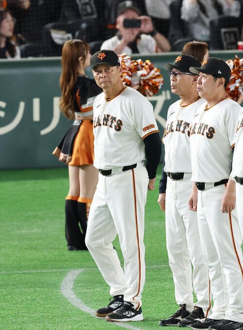 巨人対DeNA　東京ドーム最終戦のあいさつに出る巨人橋上秀樹監督代行(撮影･増田悦実)