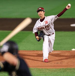 楽天対オリックス　1回表オリックス無死、引退登板で西川龍馬に投げ込む楽天辛島航(撮影･野上伸悟)