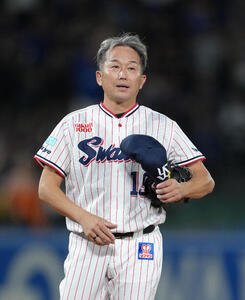 ヤクルト対中日　引退試合の登板を終えたヤクルト石川雅規(中央左)(撮影･足立雅史)
