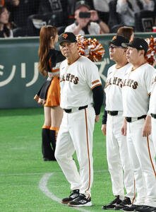 巨人対DeNA　東京ドーム最終戦のあいさつに出る巨人橋上秀樹監督代行(撮影･増田悦実)