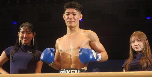 プロデビュー戦で2回TKO勝利で飾った中山颯太(中央)