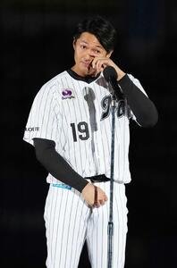 ロッテ対ソフトバンク　引退試合を終え最後のあいさつで感極まるロッテ唐川侑己(撮影･小沢裕)