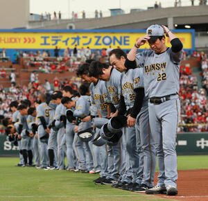広島対阪神　広島に敗れた阪神藤川球児監督(手前)はマツダスタジアムでの最終戦を終えファンにあいさつし引き揚げる(撮影･上山淳一)
