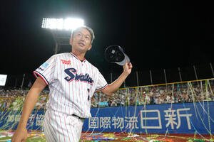 ヤクルト対中日　スタンドのファンの声援に応えるヤクルト石川雅規(撮影･足立雅史)