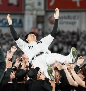 ロッテ対ソフトバンク　引退試合を終えナインから胴上げされるロッテ唐川侑己(撮影･小沢裕)